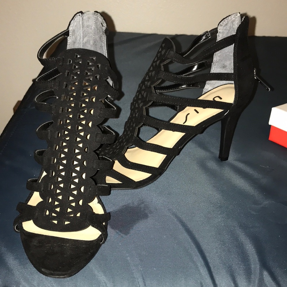unisa black heels